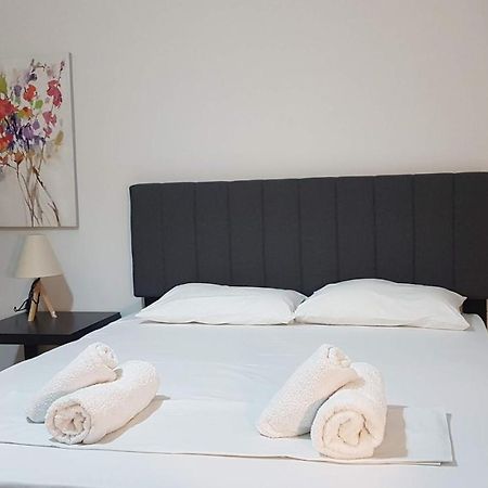 Olive Apartment- Athens Center, 4 Bd, 1.5 Bath Екстер'єр фото